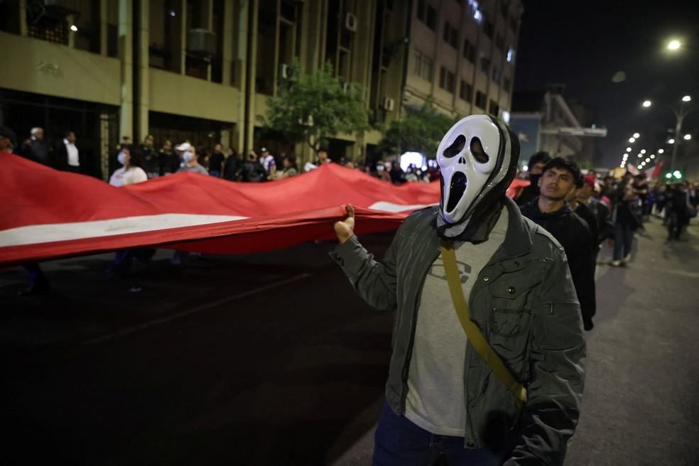 Manifestantes em Lima pedindo o afastamento do presidente José Jerí