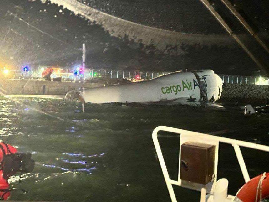 Avião de carga submerso no mar após deslizar da pista
