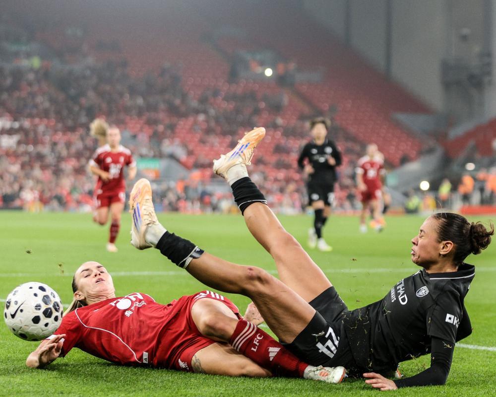 Gemma Evans deslizando em Iman Beney durante o jogo da WSL entre Liverpool e Manchester City.