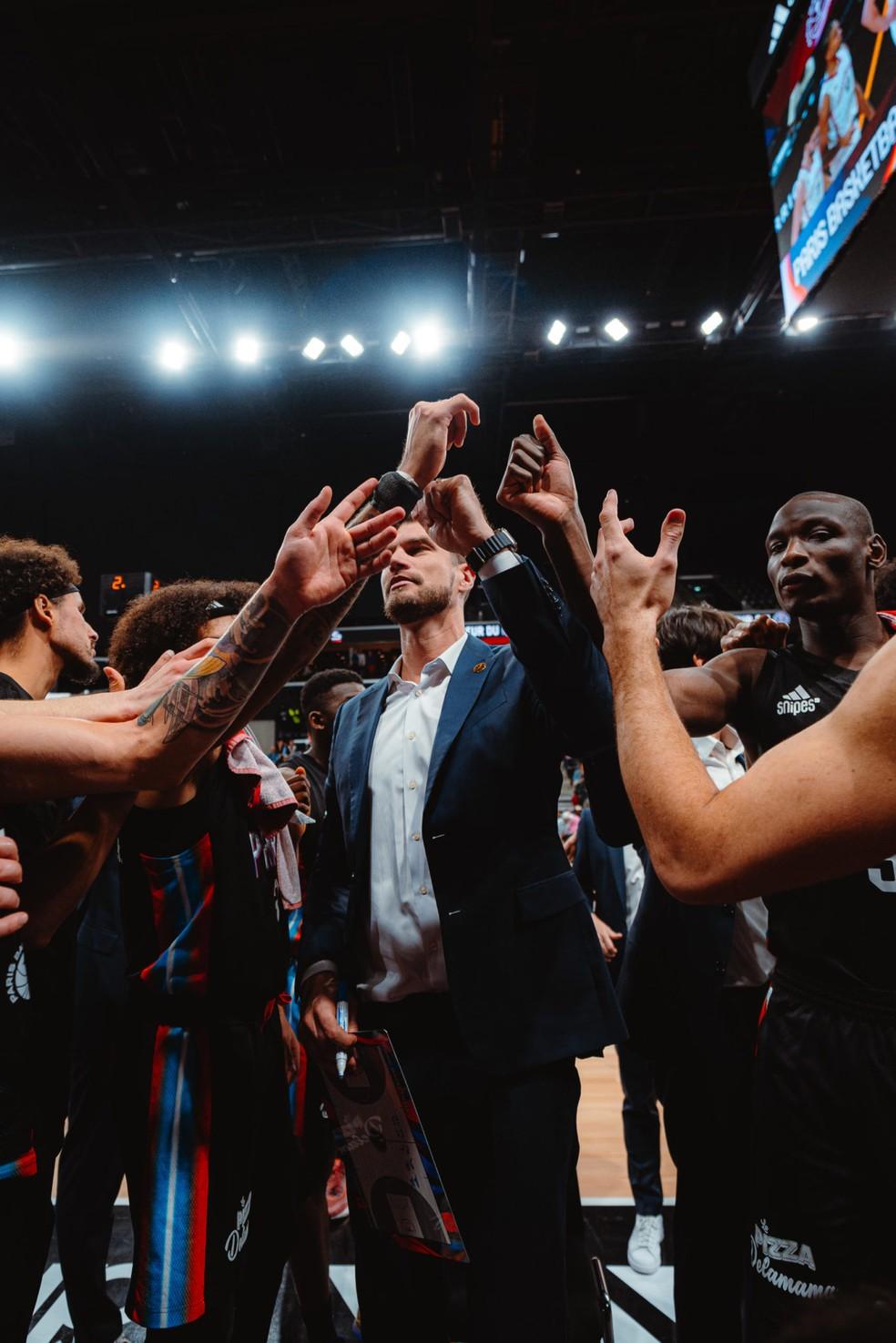 Tiago Splitter foi eleito melhor treinador do primeiro turno da Euroliga, pelo Paris Basketball