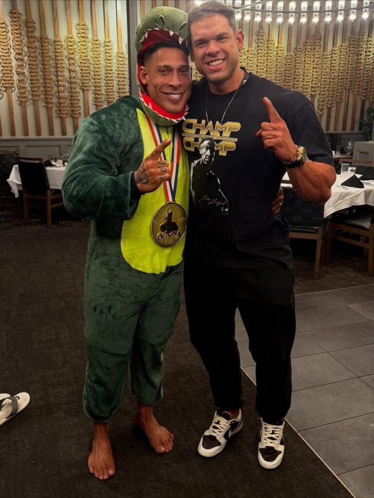 Ramon Dino faz história ao conquistar o Mr. Olympia e celebra de forma inusitada