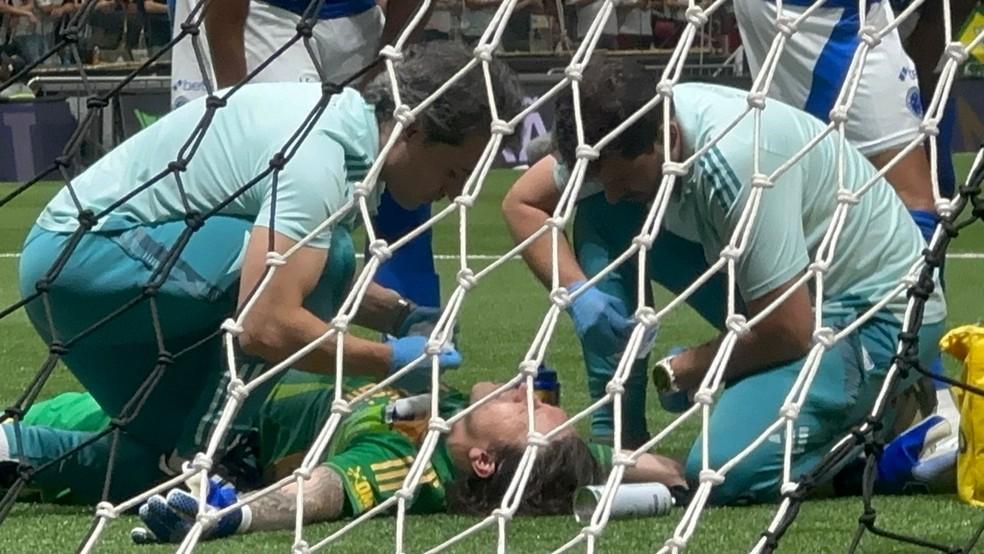 Cássio é atendido no gramado da Arena MRV