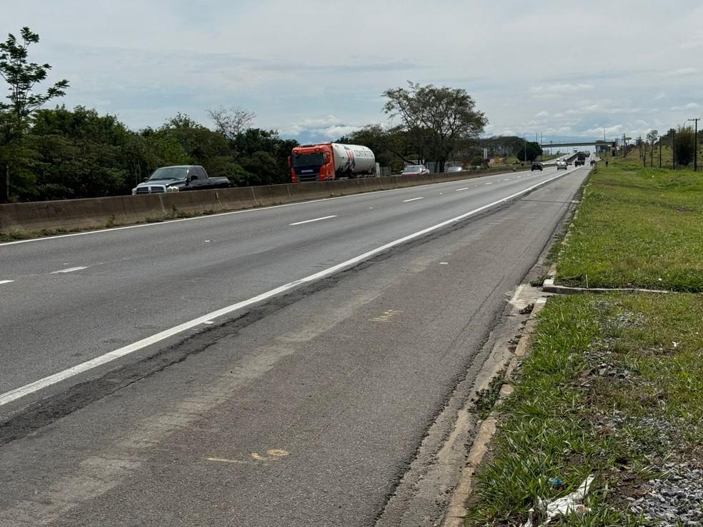 Trecho da rodovia Presidente Dutra onde um PM foi morto a tiros durante romaria.