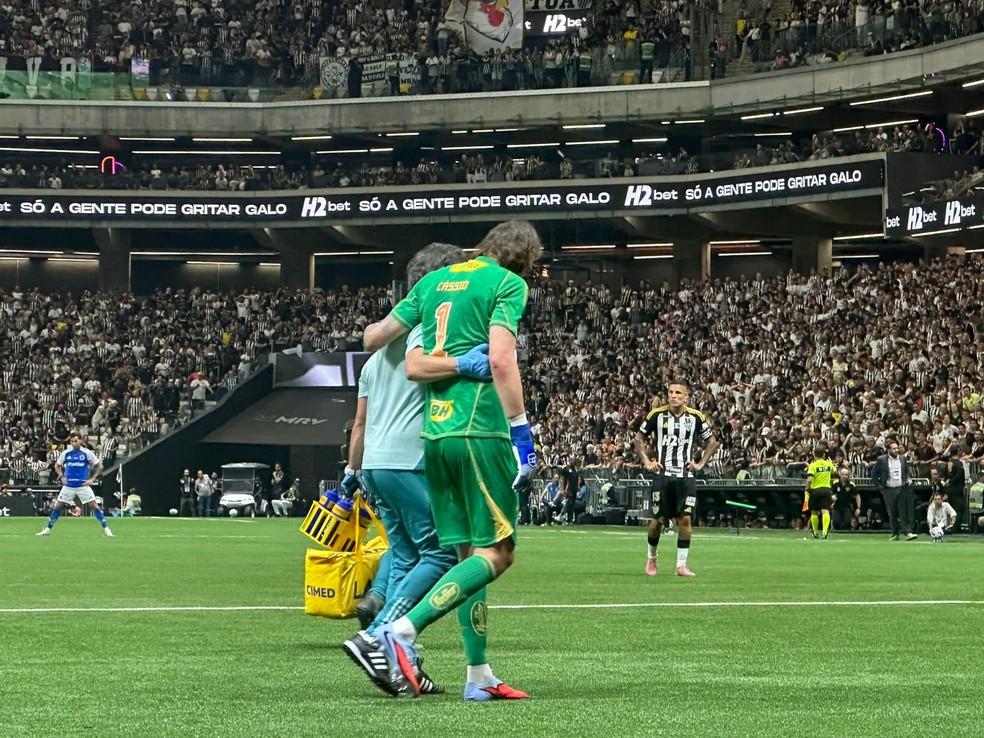 Cássio deixa o gramado da Arena MRV