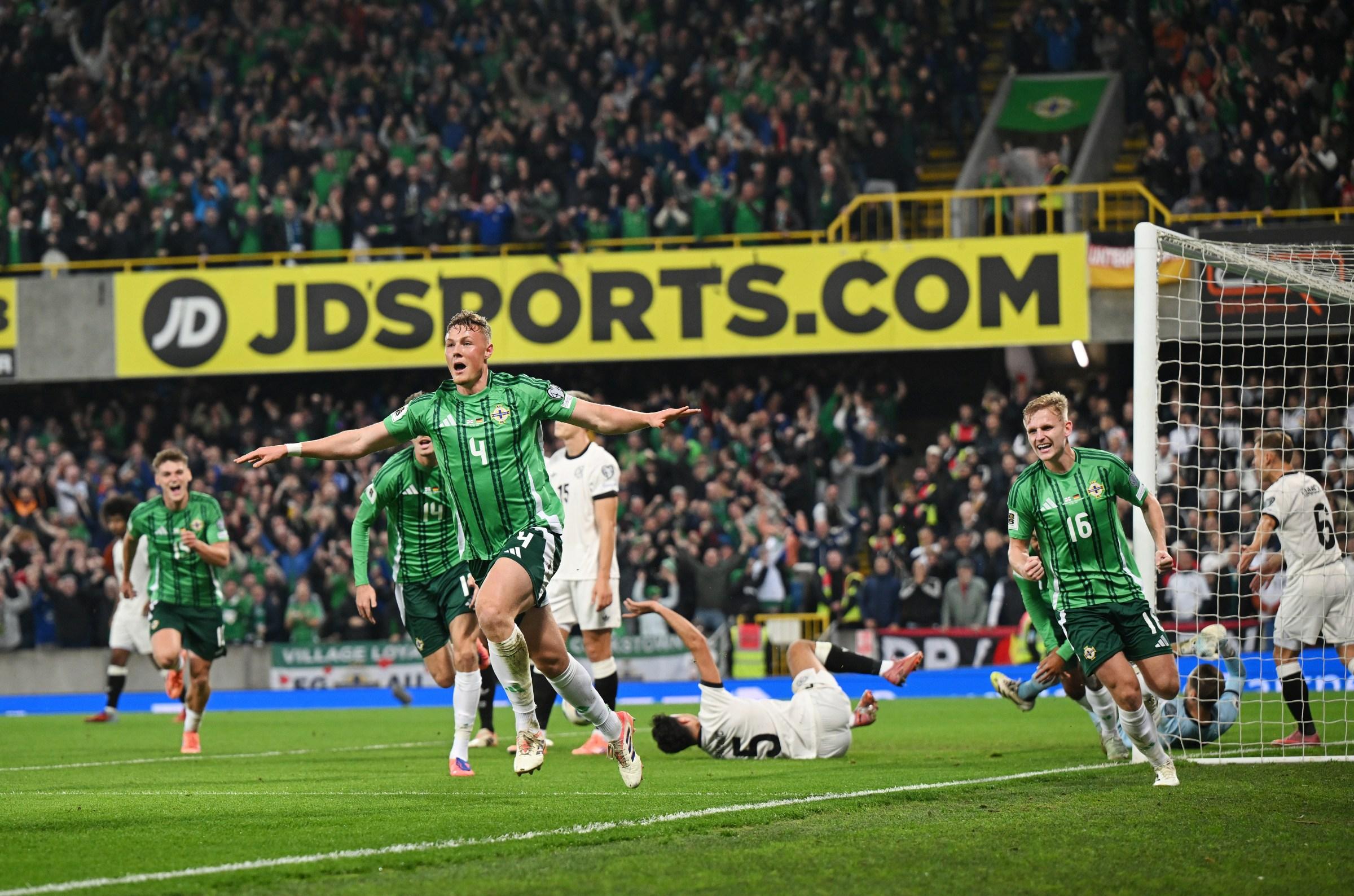 Daniel Ballard celebra gol
