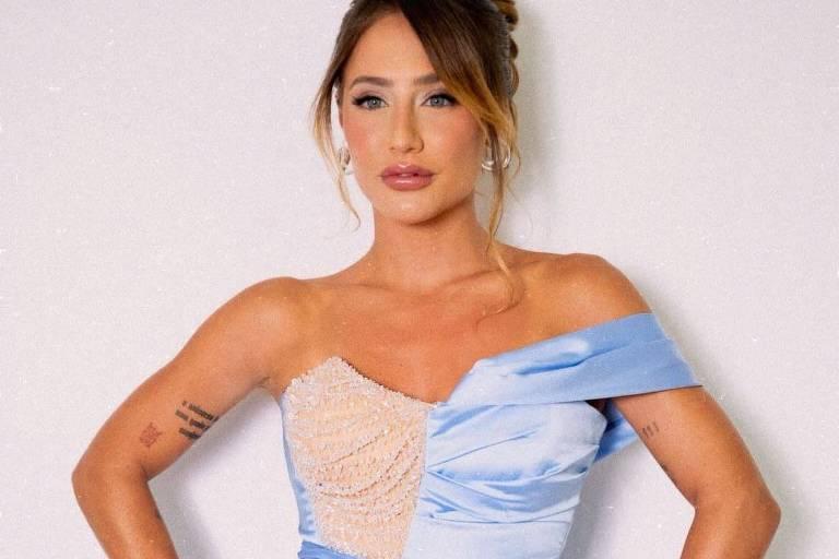 Bruna Griphao com vestido azul claro