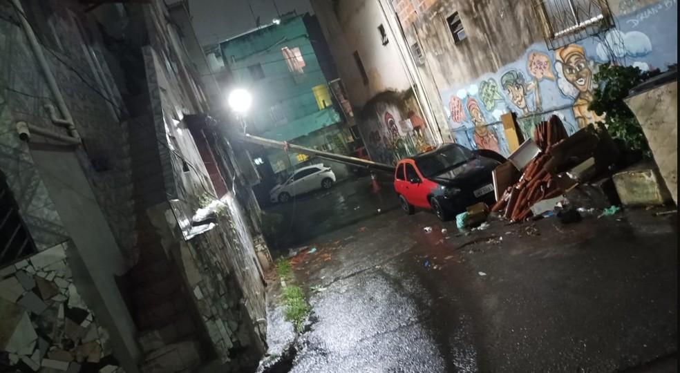 Queda de poste no bairro da Santa Cruz