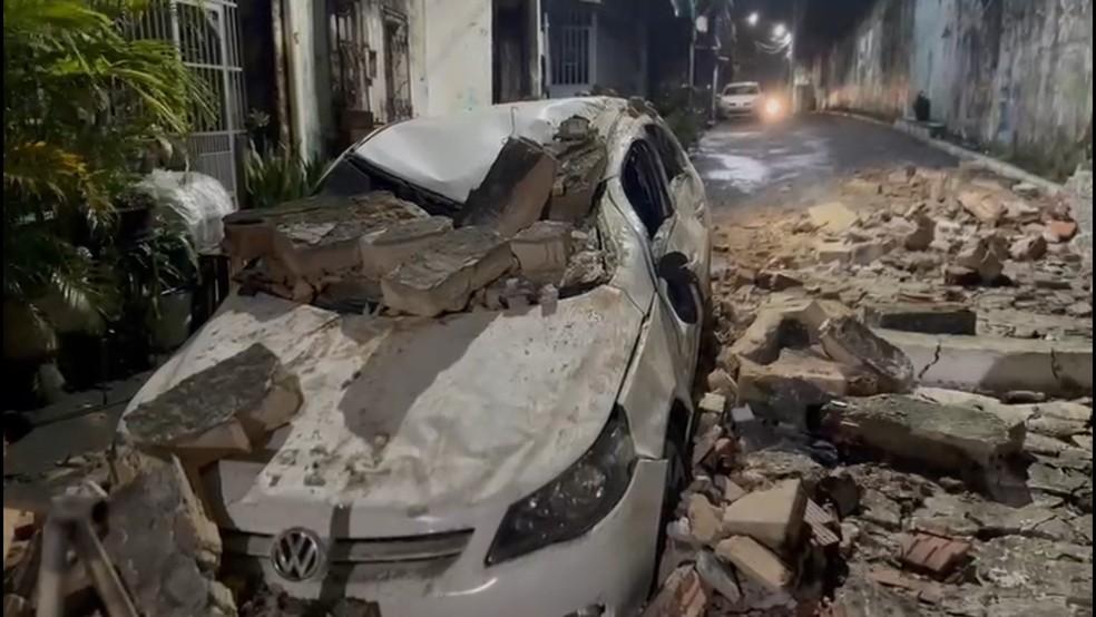 Parte do muro de uma escola desabou e escombros atingiram carro