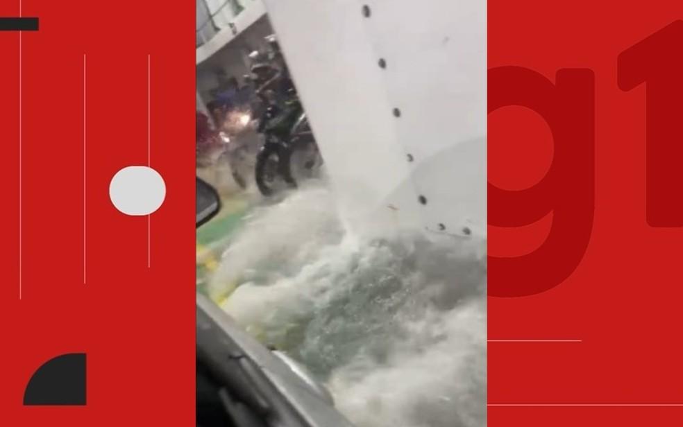 Água do mar invade ferry e quase arrasta motocicletas na Bahia