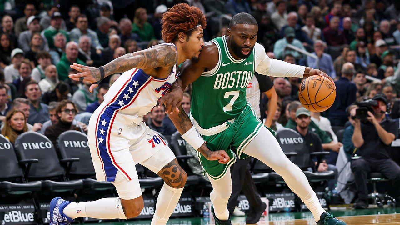 Jaylen Brown dribblando a bola enquanto é marcado por Kelly Oubre Jr.