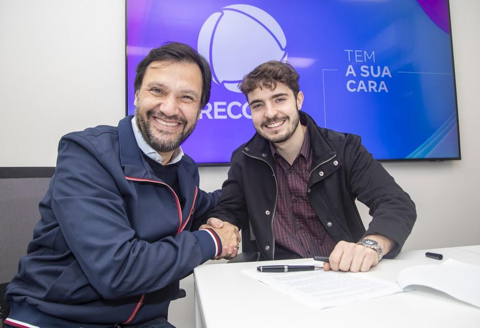 João Augusto Liberato assina contrato com a Record