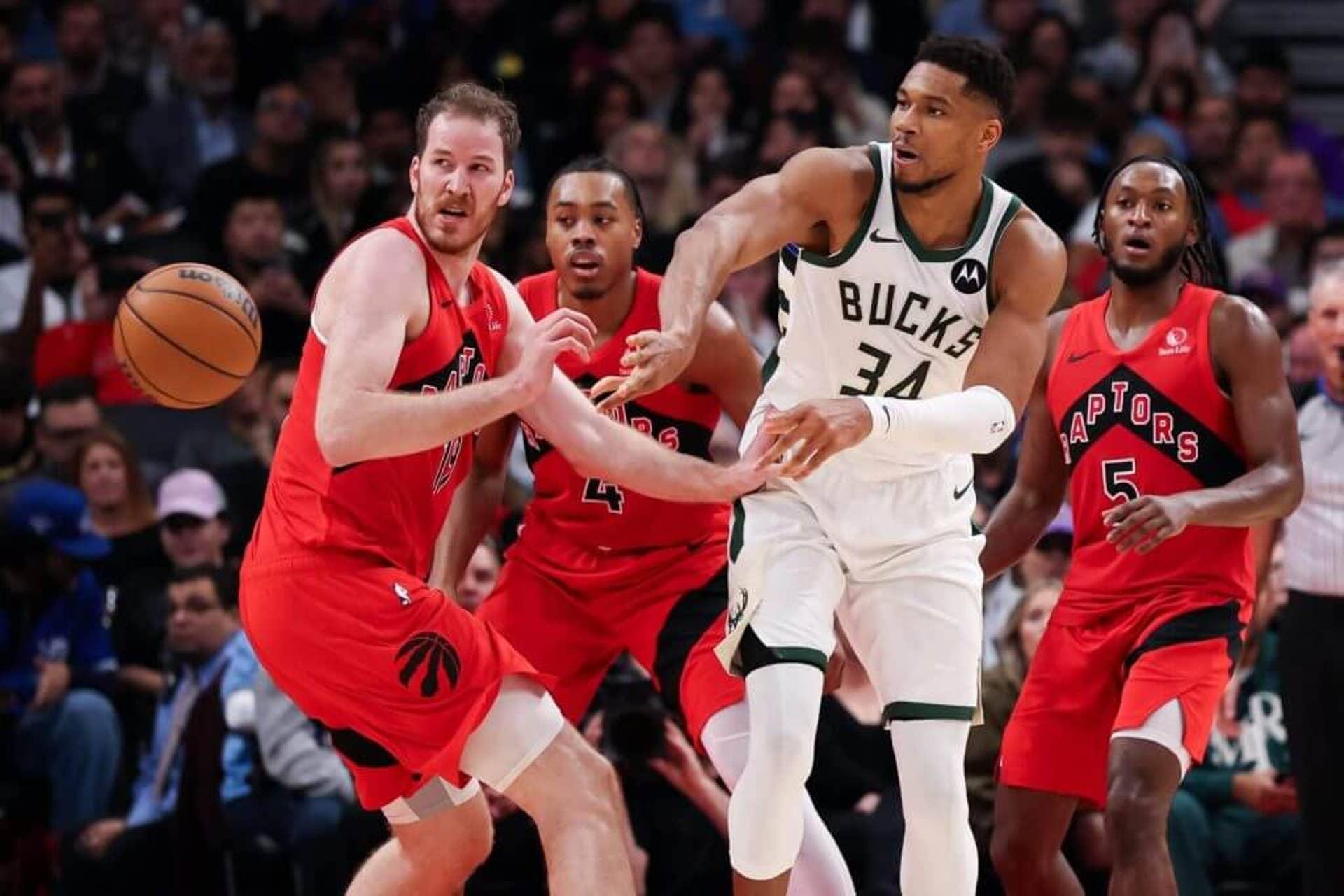 Giannis Antetokounmpo faz passe contra os Raptors em Toronto.