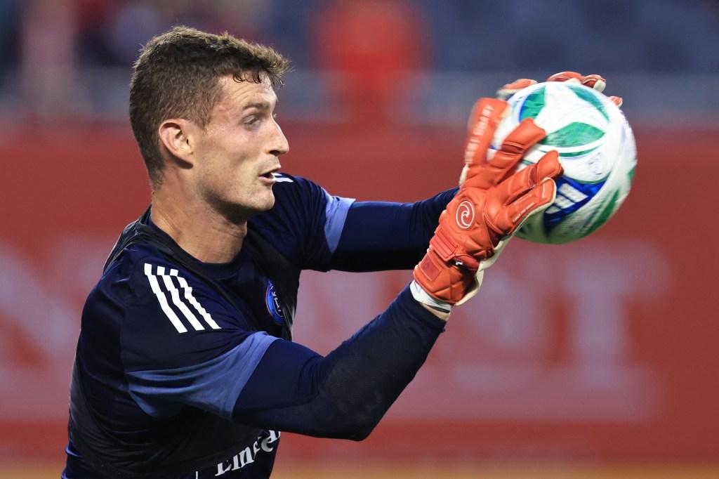 Matt Freese se aquecendo