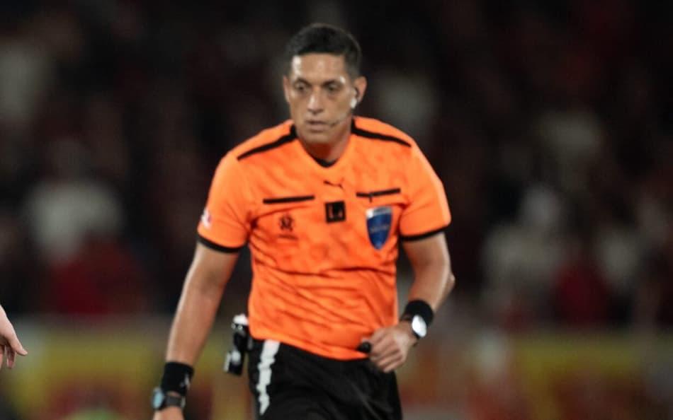 Árbitro Jesús Valenzuela (VEN), que apitou o duelo entre Flamengo e Racing no Maracanã.