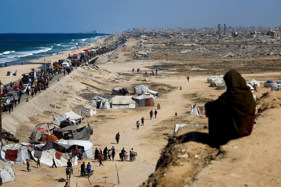 Palestinos retornando ao norte de Gaza durante cessar-fogo