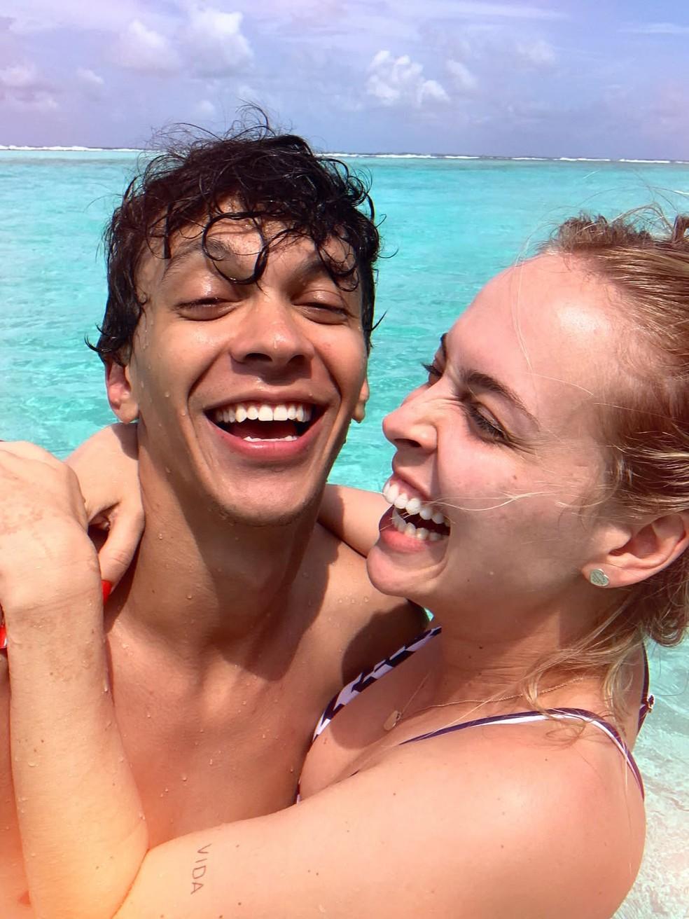 Julio Cocielo anuncia término do casamento com Tata Estaniecki