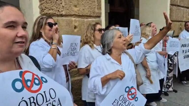 Trabalhadoras de Ayuda a Domicilio de Cádiz Protestam por Soluções Urgentes