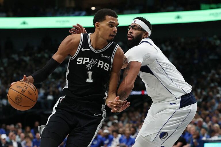Wembanyama brilha e Spurs vencem Mavericks com autoridade na abertura da NBA