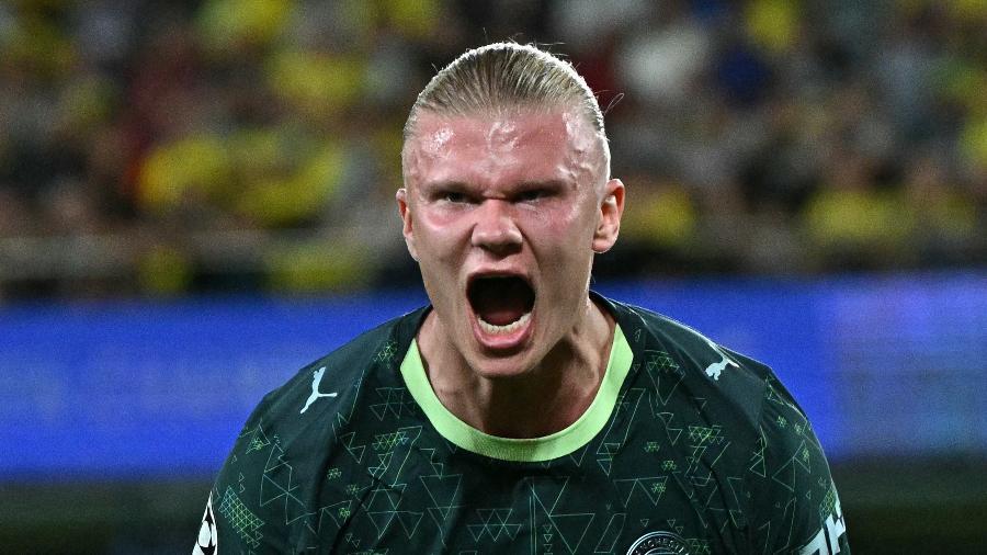 Haaland comemora gol do Manchester City sobre o Villarreal em jogo da Champions.