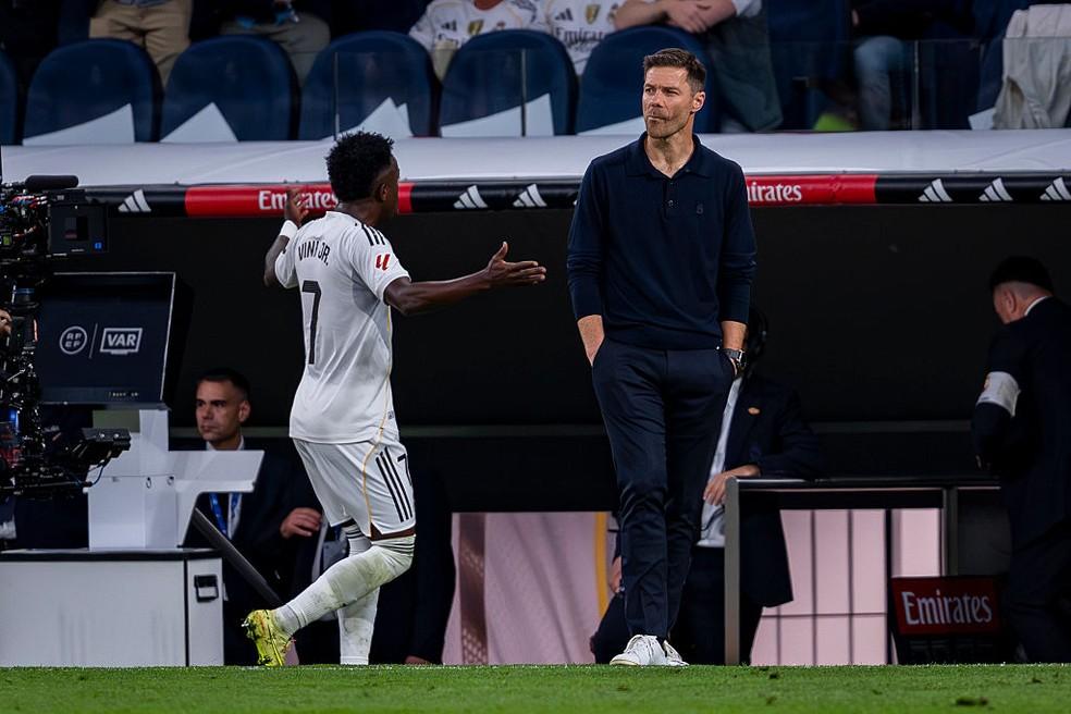 Vinícius Júnior reclama com o técnico Xabi Alonso ao ser substituído contra o Barcelona