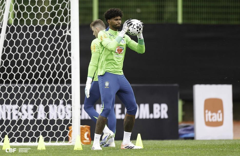 Hugo Souza em treinamento da Seleção no Goyang Stadium