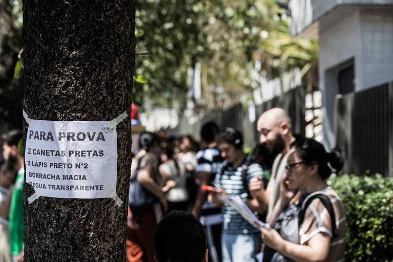 Candidatos se preparam aos arredores do local de prova