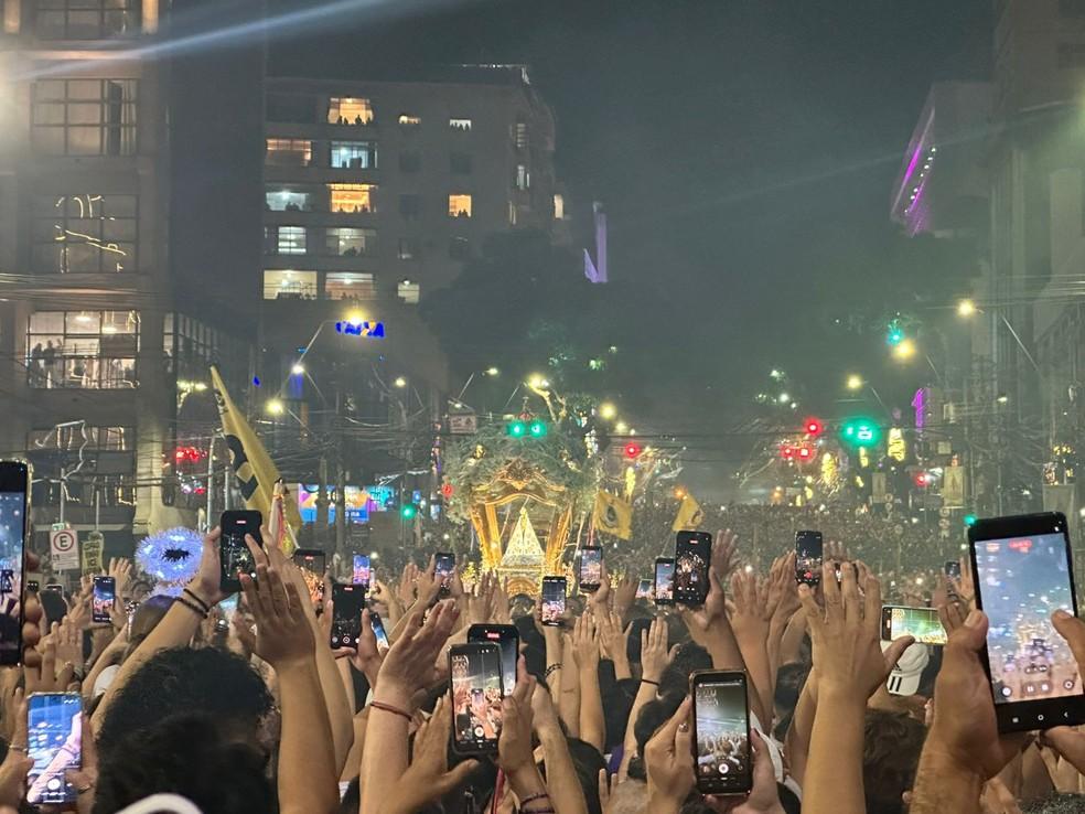 Fiéis registram a descida da Berlinda na avenida Presidente Vargas.