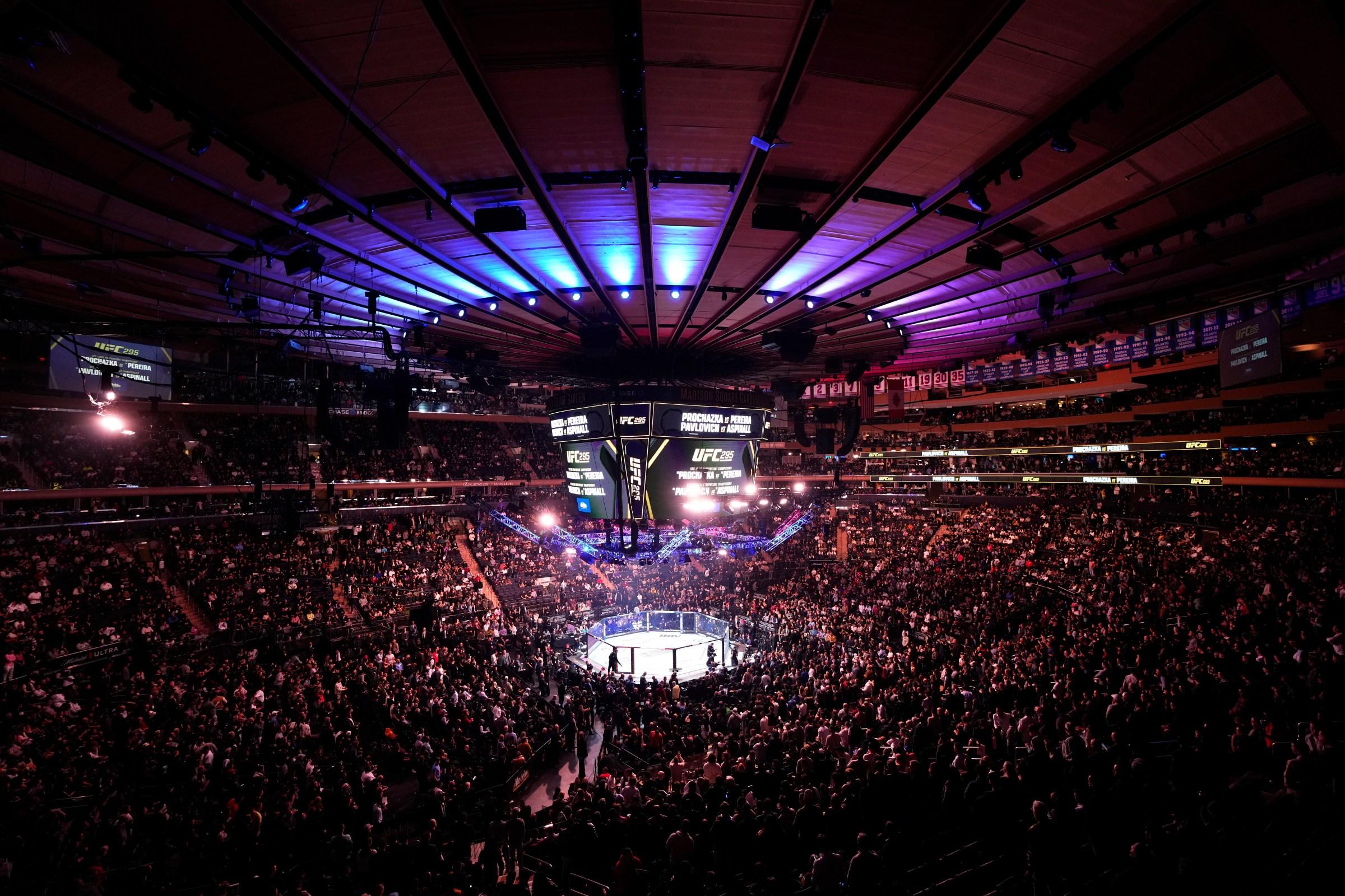 Malcolm Wellmaker em ação durante uma luta de MMA