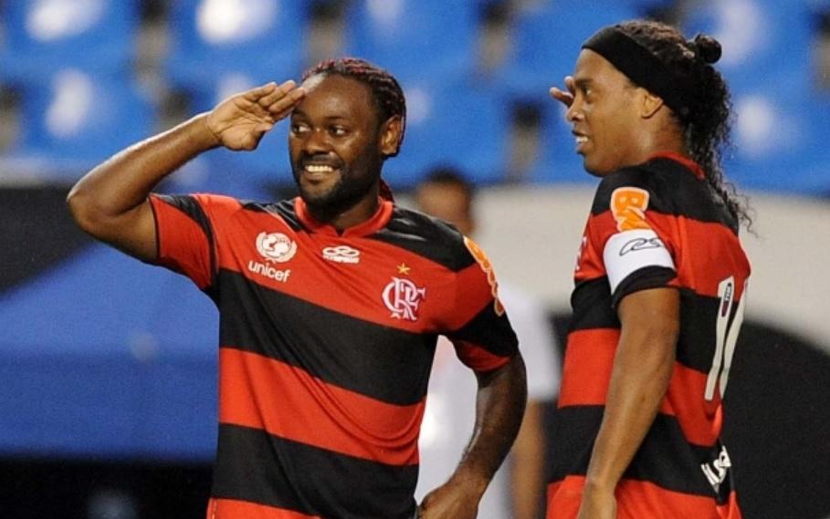 Vagner Love comemorando gol pelo Flamengo ao lado de Ronaldinho