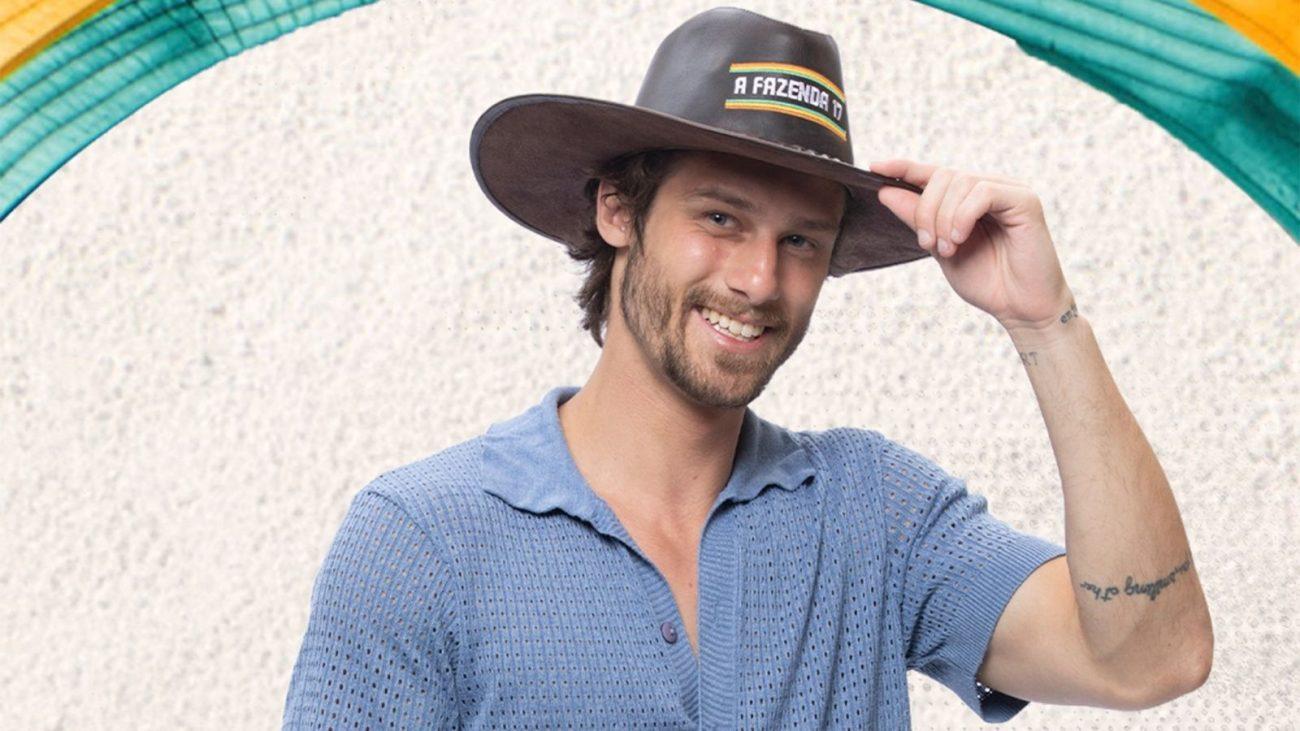 Matheus Martins com o chapéu de fazendeiro de A Fazenda 17