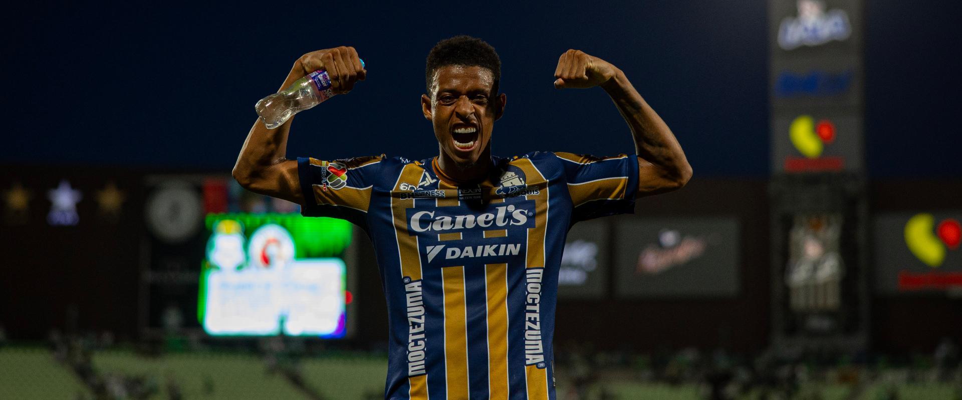 Jogadores de Atlético de San Luis e Atlas em campo