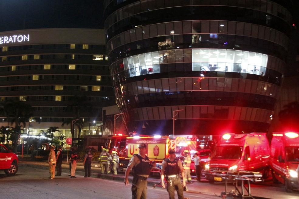 Policiais e bombeiros na cena do crime em Guayaquil