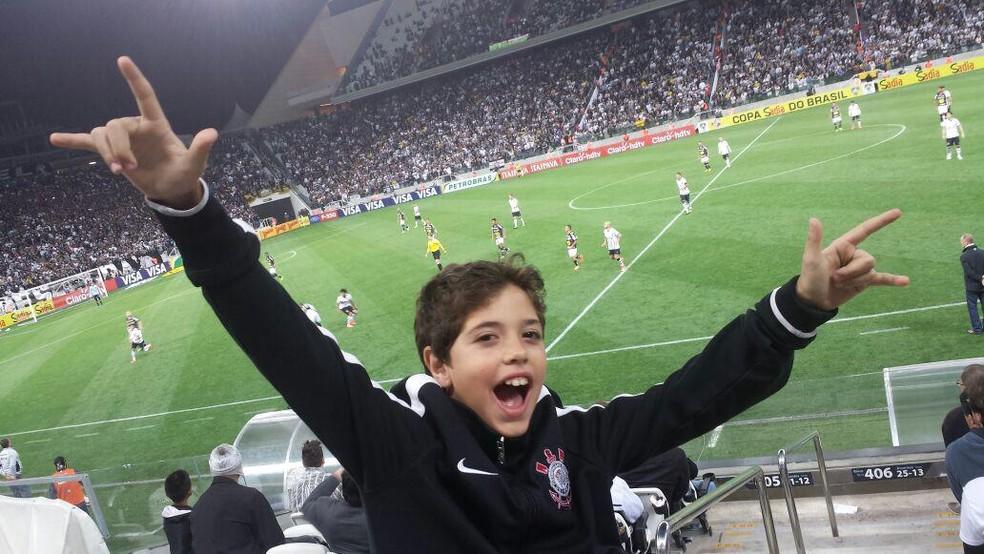 Felipe Longo, na infância, torcendo para o Corinthians na Neo Química Arena
