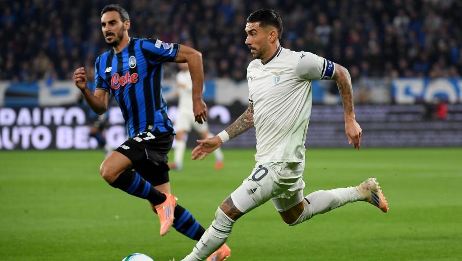 Mattia Zaccagni compete pelo balón com Davide Zappacosta durante Atalanta e Lazio
