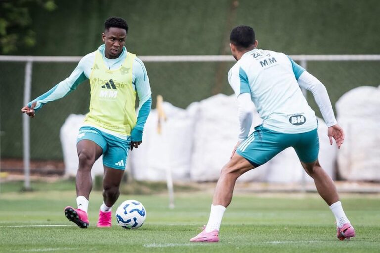 Sinisterra Treina e Pode Reforçar Cruzeiro Contra Palmeiras no Brasileirão