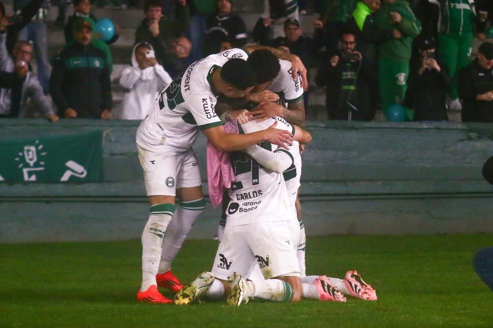 Coritiba comemora gol sobre o Atlético-GO