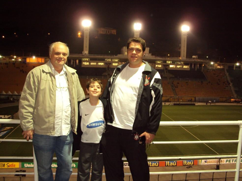 Felipe Longo com o pai e o avô em jogo do Corinthians no Pacaembu