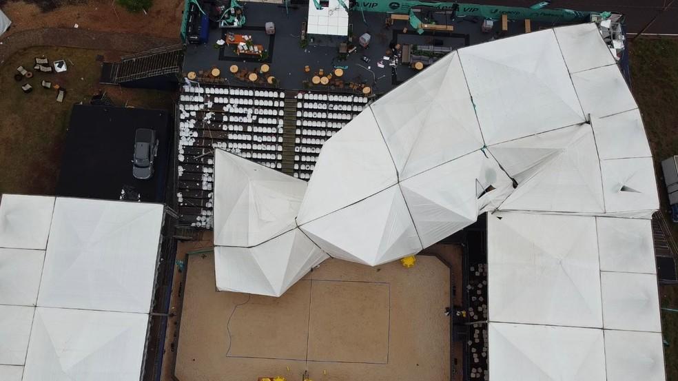 Parte da cobertura da arquibancada da área VIP de torneio de beach tennis desabou em Bonfim Paulista, SP