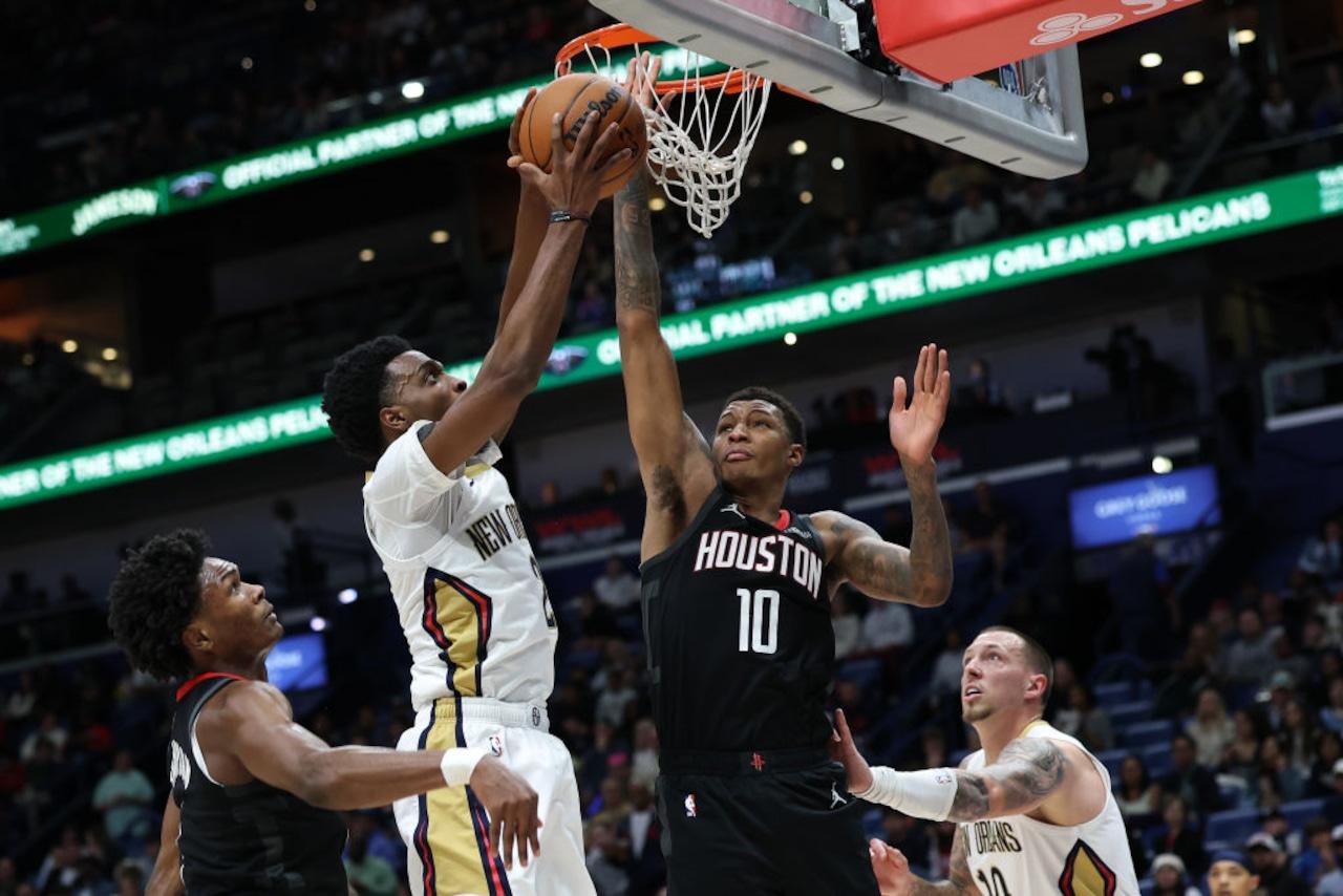 Herb Jones do New Orleans Pelicans tentando passar por Jabari Smith Jr. do Houston Rockets durante uma partida na NBA.