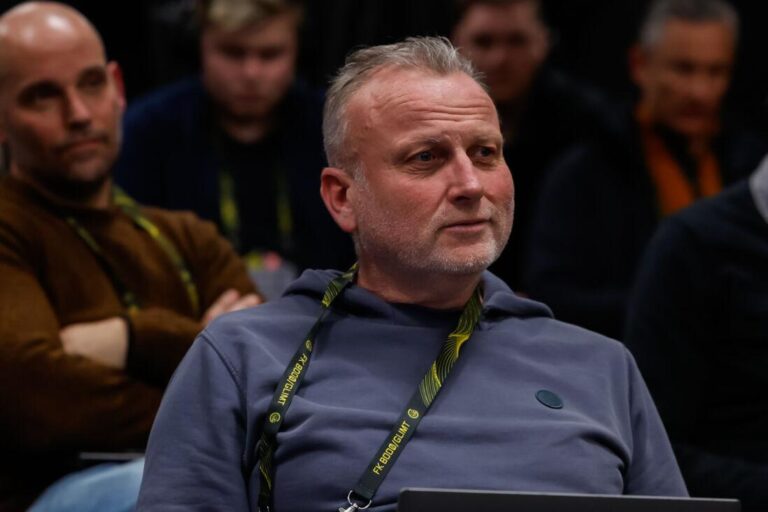 FC Twente Recebe Ajax em Partida Crucial para Heitinga