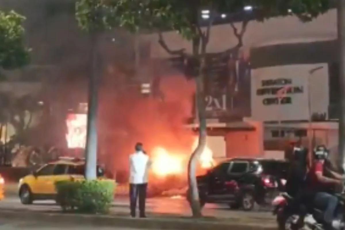 Fogo após a explosão do carro-bomba