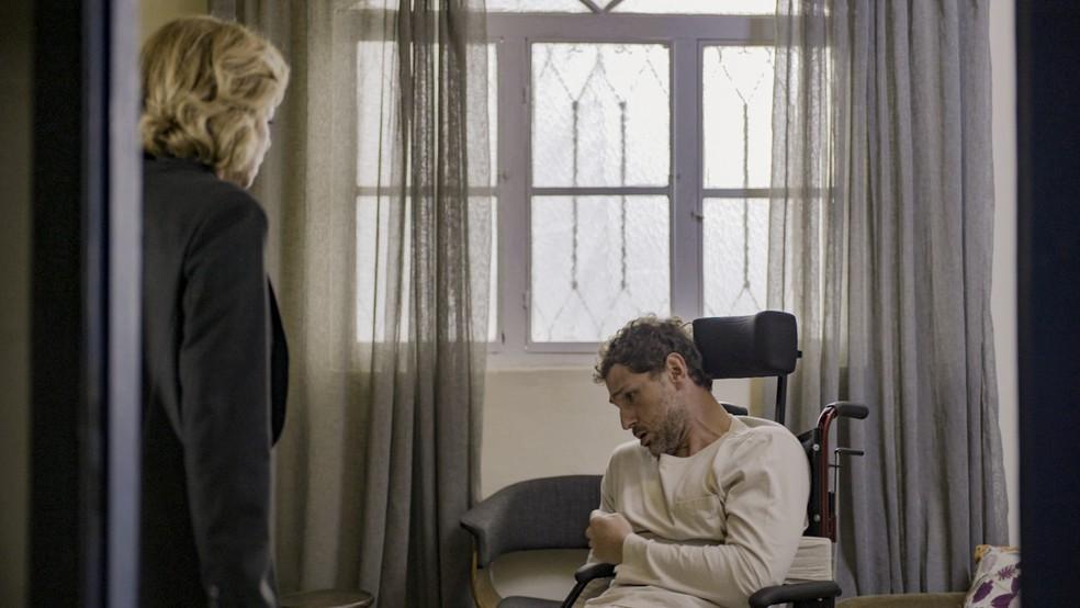 Odete (Debora Bloch) abraça Leonardo (Guilherme Magon) para acalmá-lo