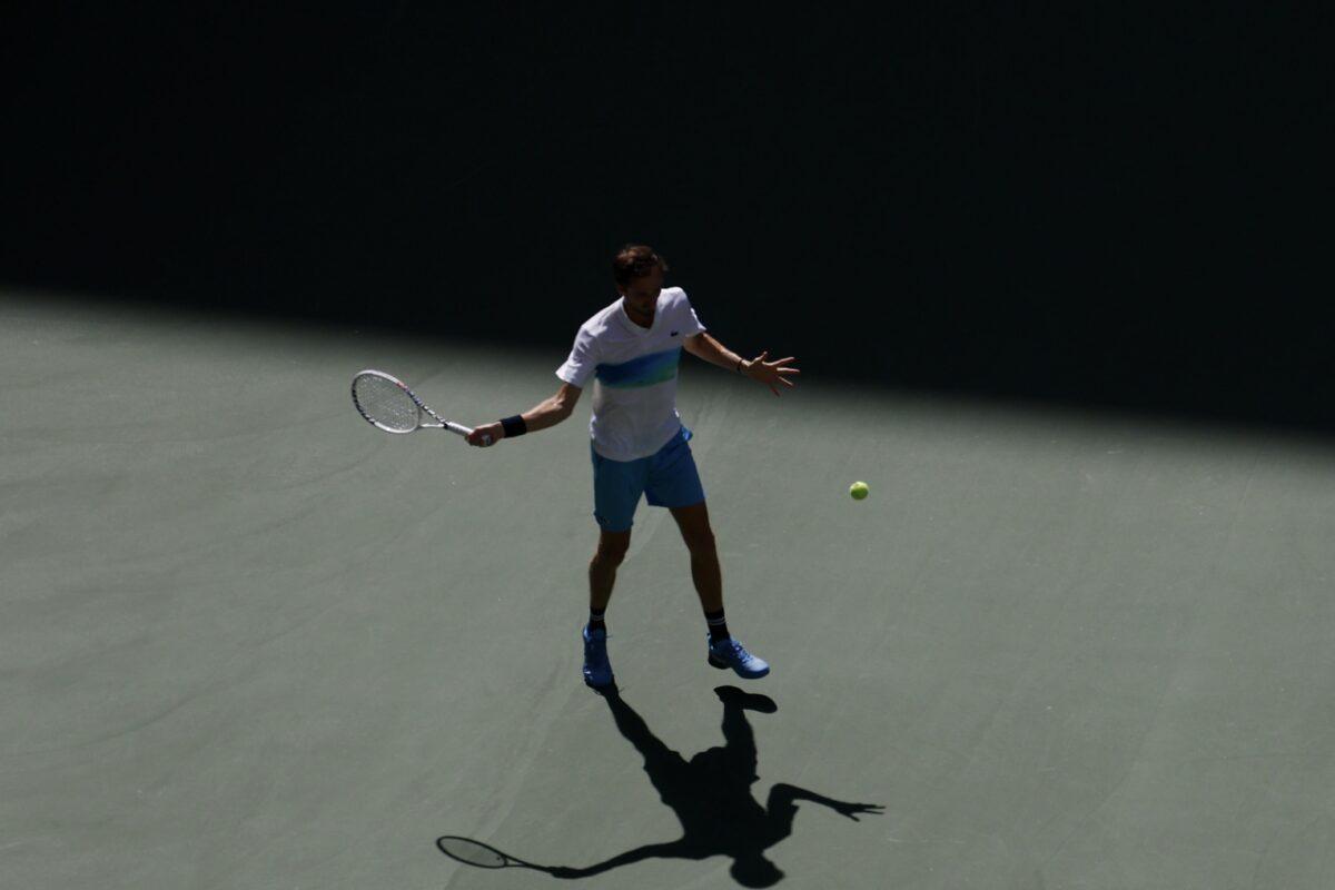 Daniil Medvedev em ação antes do ATP Almaty