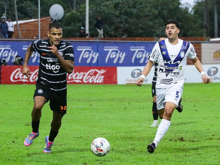 Lucas Morales em disputa de bola durante o jogo do Olimpia