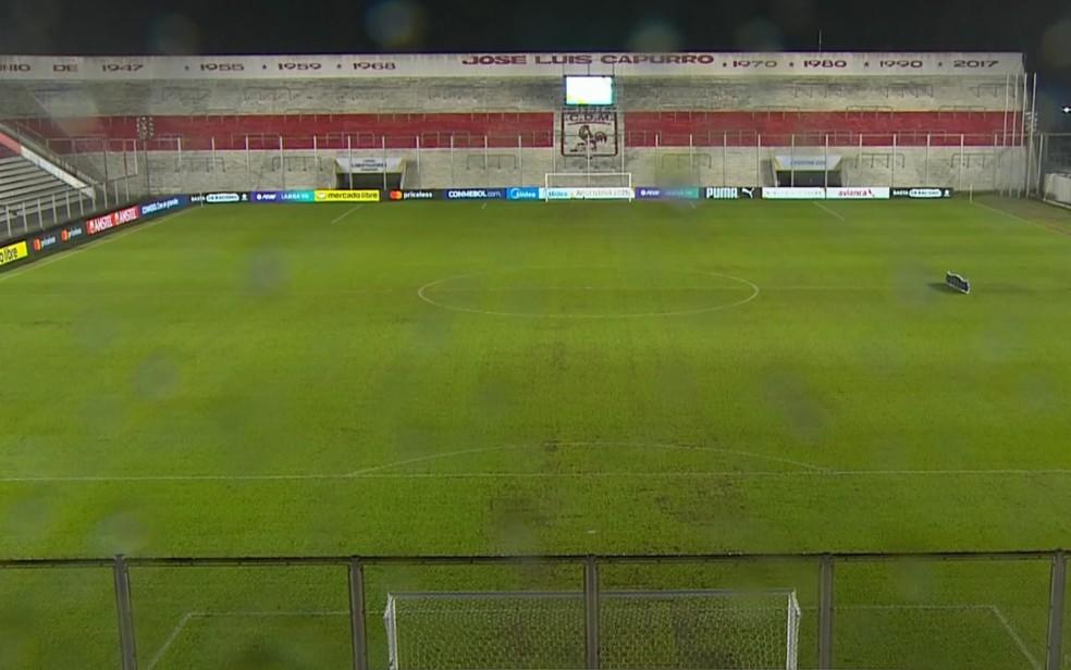 Gramado do Nuevo Francisco Urbano durante forte chuva antes do jogo Ferroviária x Independiente Dragonas