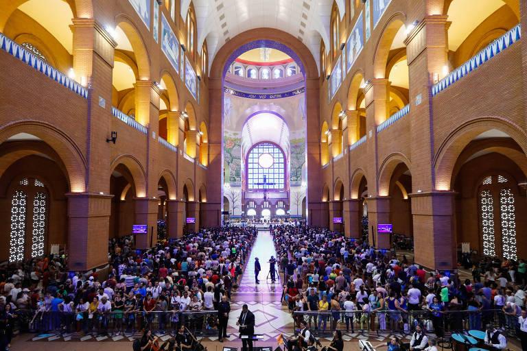 Milhares de fiéis se reúnem em Aparecida no Dia da Padroeira