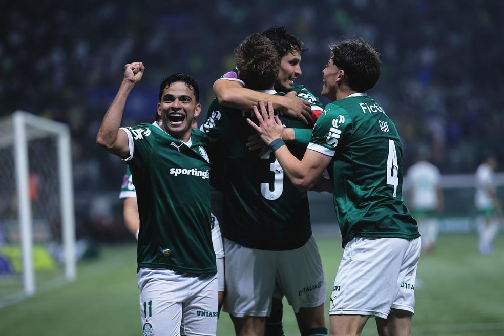 Jogadores do Palmeiras comemora gol contra o Juventude