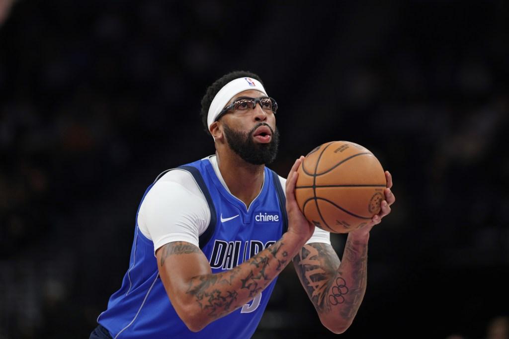 Anthony Davis arremessando um lance livre durante um jogo de pré-temporada