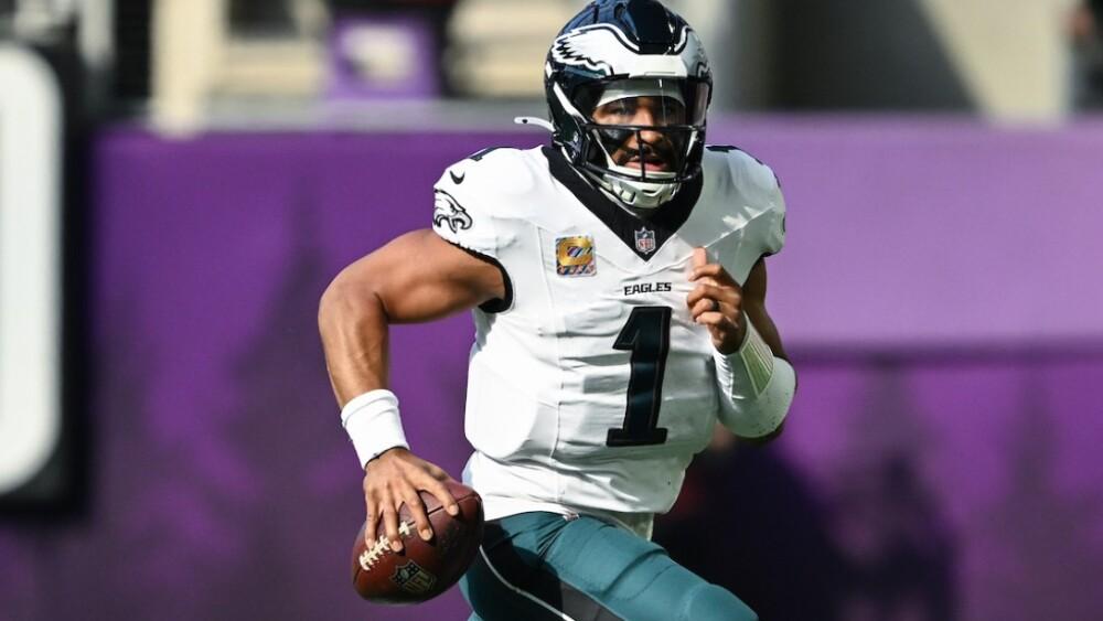 Jalen Hurts em ação pelo Philadelphia Eagles na temporada 2025 da NFL