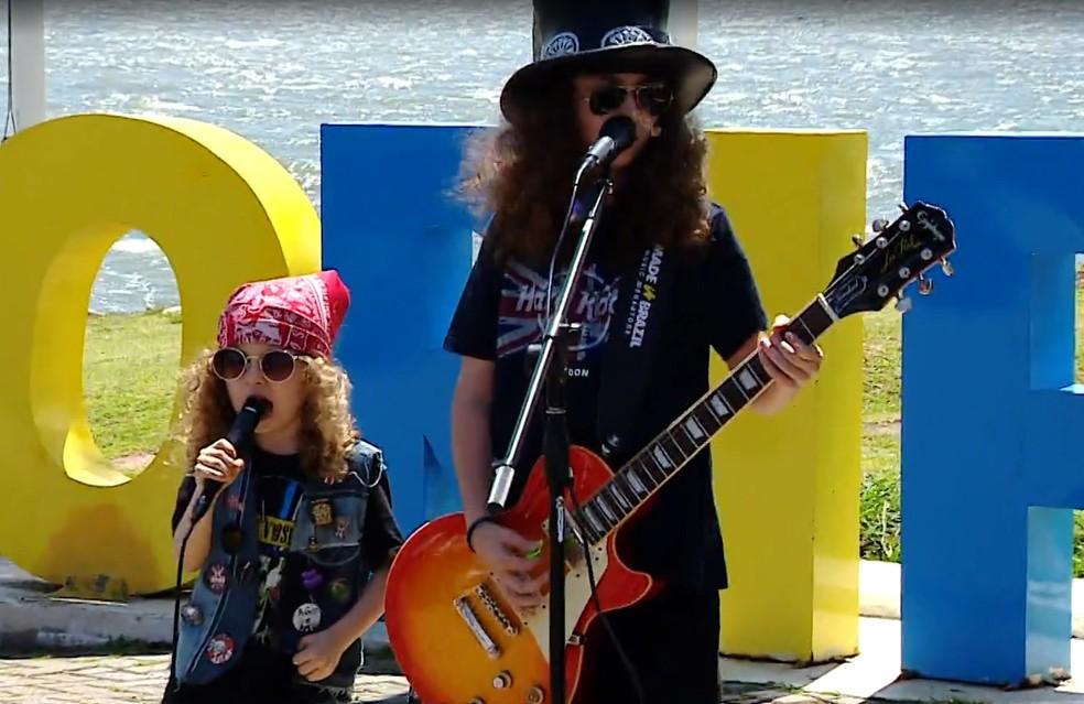Irmãos de 12 e 5 anos fazem tributo ao Guns N' Roses em ruas de Florianópolis